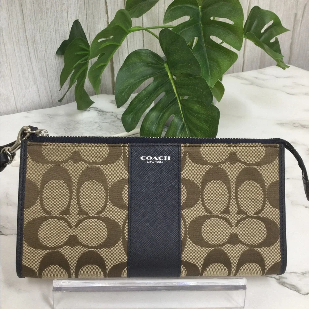 GUC COACH Signature Canvas Wristlet in Brown